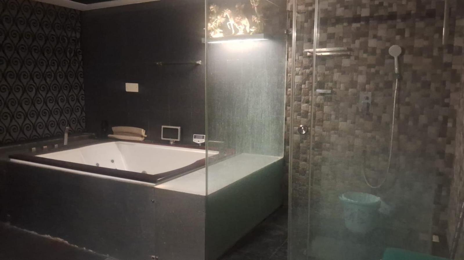 Tvh Park Rozalia Hostel Chennai Bagian luar foto